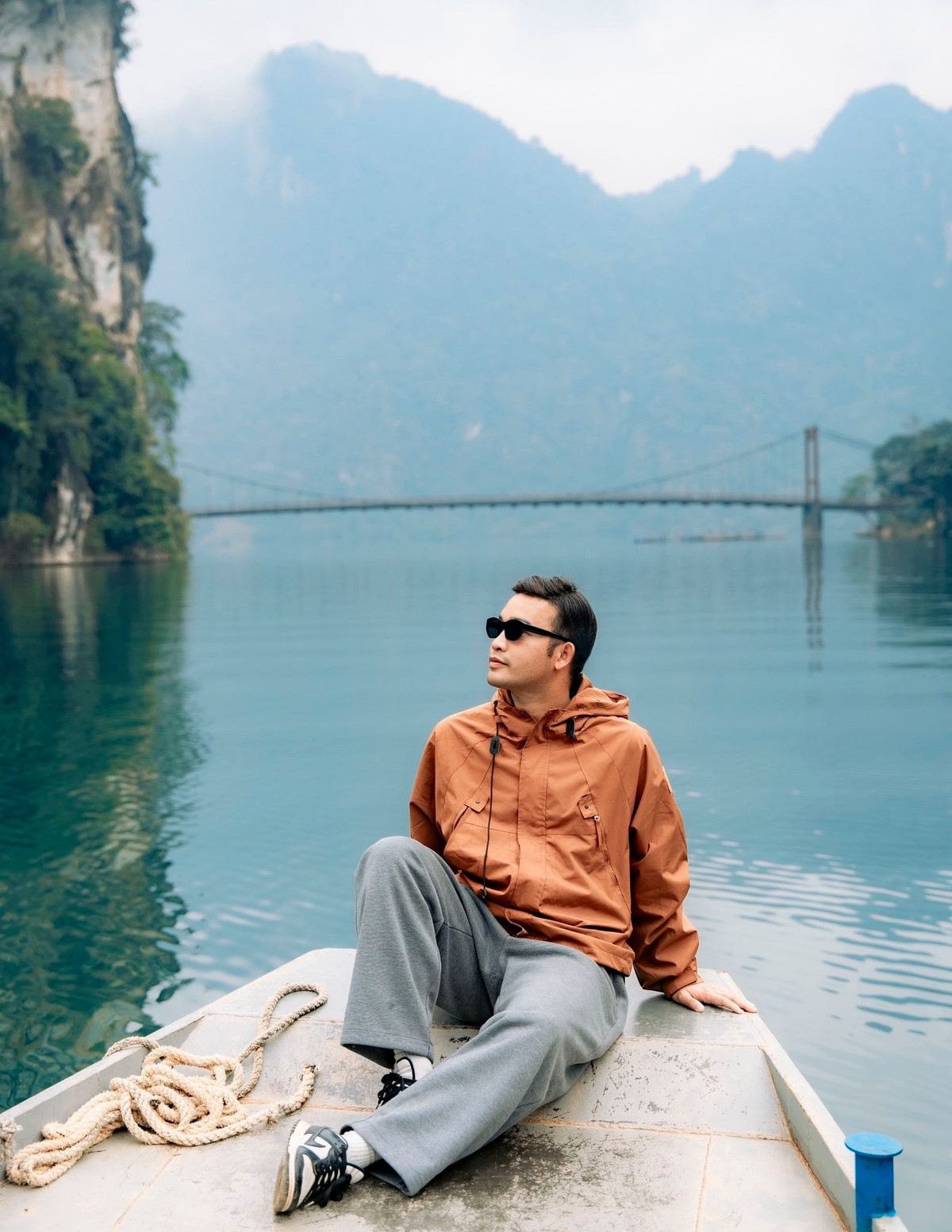 Không chỉ hấp dẫn bởi cảnh sắc, Pa Phông còn là nơi du khách có thể hòa mình vào đời sống văn hóa của đồng bào các dân tộc Thái, H’Mông, Dao sinh sống dọc tuyến đường vào bản. Những bữa cơm đậm chất núi rừng với dê núi đá, cá sông Đà, gà đi bộ hay rượu Mông Pê mộc mạc nhưng khó quên, góp phần làm trọn vẹn trải nghiệm nơi đây.