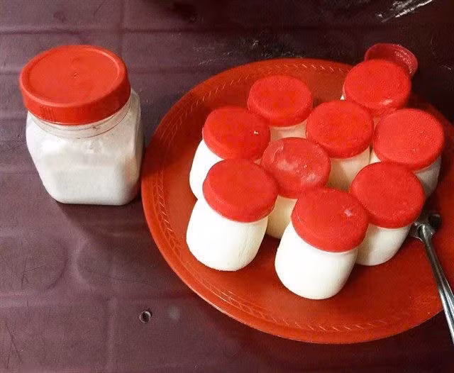 Một điểm cộng khác của yaourt muối chính là mức giá “rẻ giật mình”. Mỗi hũ chỉ khoảng 1.000 đồng, khiến món ăn này phù hợp với mọi đối tượng, từ học sinh, sinh viên cho đến khách du lịch. Ảnh Món ngon Đà Nẵng