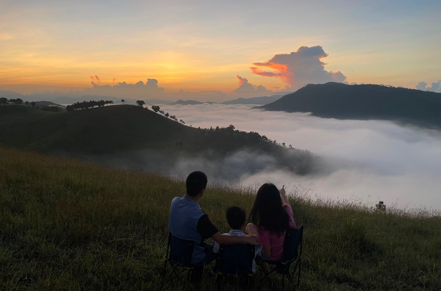 Để chuyến cắm trại săn mây thuận lợi, du khách nên chuẩn bị đầy đủ lều, túi ngủ, đồ ăn nhẹ và nước uống, đồng thời mang giày thể thao hoặc dép leo núi để đi lại an toàn. Việc chọn thời điểm đi vào mùa thu cũng rất hợp lý, khi tiết trời mát mẻ, ít mưa, thuận tiện để ngắm biển mây và bình minh. Ảnh Minh Cương