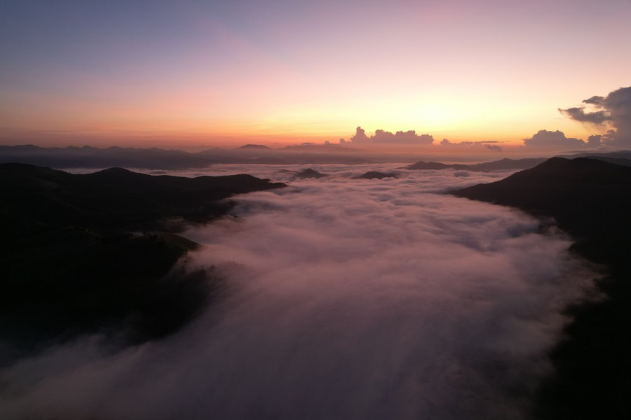 Đỉnh Phượng Hoàng được nhiều du khách ví như “nóc nhà thứ hai” của vùng Đông Bắc. Ảnh Minh Cương