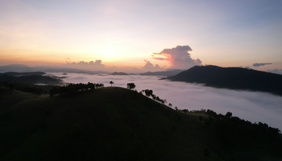 Cuối tuần, khu vực này thường đông đúc du khách đến dã ngoại, mang theo đồ nướng, ghế xếp, trải thảm picnic… để hòa mình vào không gian núi rừng và tận hưởng trọn vẹn kỳ nghỉ ngắn ngày. Ảnh Xuân Lộc
