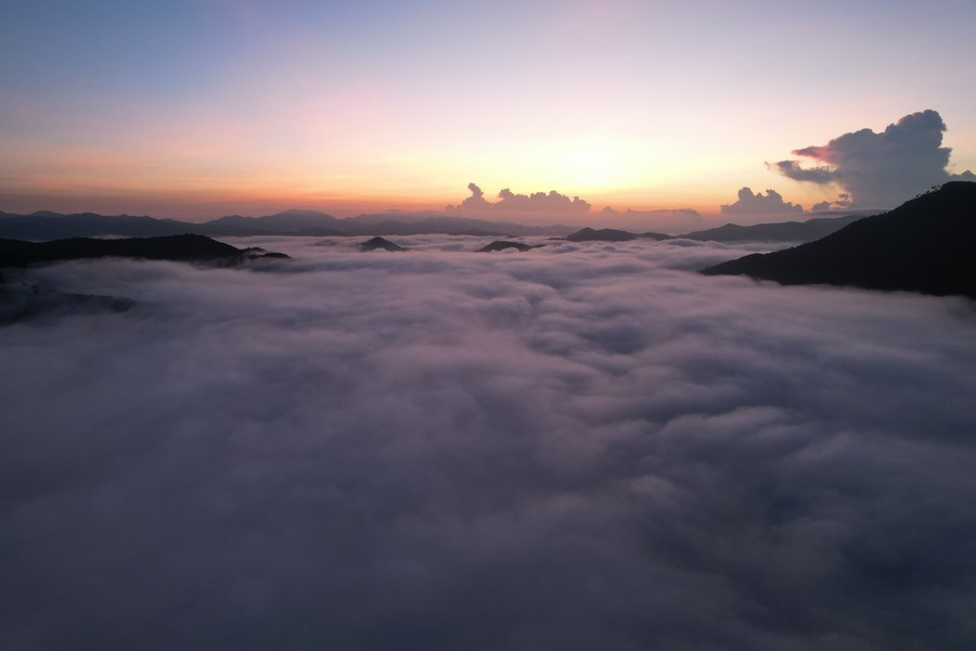 Đây cũng là lý do trong thời gian gần đây, nơi này trở thành địa điểm được giới xê dịch chú ý, nhất là những người mê “săn mây” và trải nghiệm ngoài trời. Ảnh Minh Cương