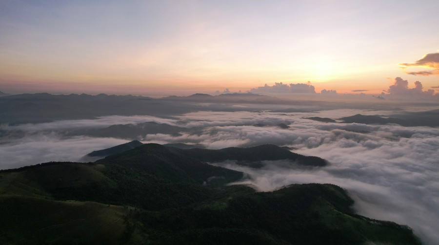 Một điểm cộng khác là vẻ hoang sơ còn giữ nguyên của đỉnh Phượng Hoàng. Những rặng núi trập trùng, thảm thực vật xanh mướt và những đám mây bồng bềnh đã tạo nên một khung cảnh hiếm nơi nào có được. Không gian thiên nhiên nơi đây vừa thơ mộng, vừa bình yên, khiến nhiều du khách sau chuyến đi còn lưu luyến, muốn trở lại nhiều lần. Ảnh Minh Cương