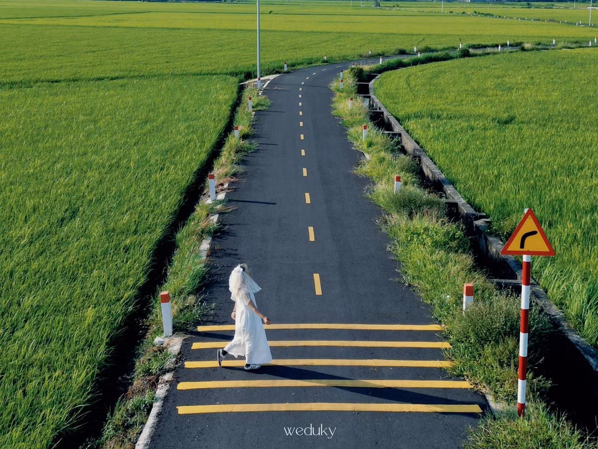 Khung cảnh ấy không chỉ khiến người lớn tuổi xúc động vì như được trở về tuổi thơ, mà còn khiến giới trẻ say mê vì… “đẹp không cần filter”. Ảnh Weduky