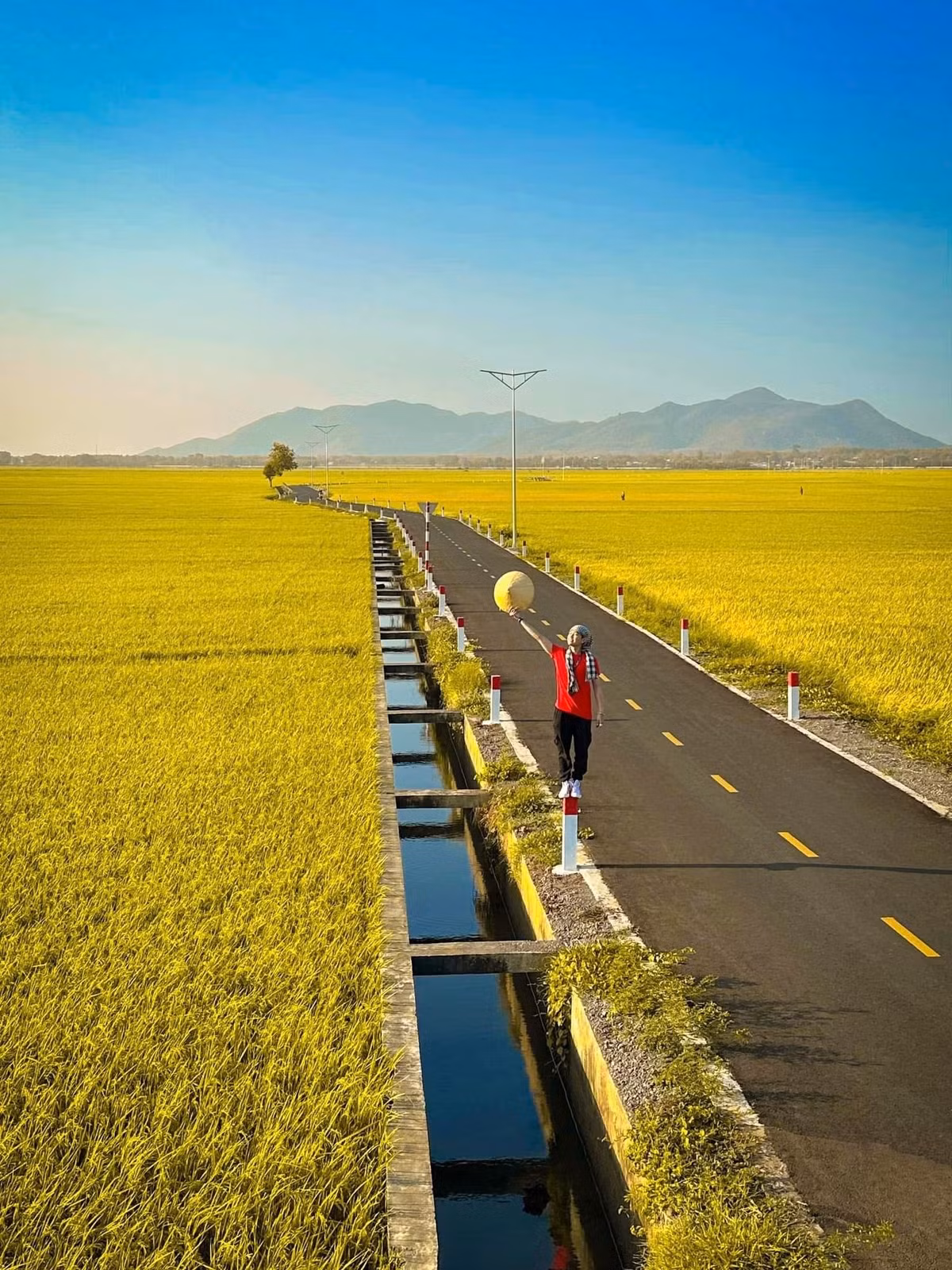 Không ít travel blogger và nhiếp ảnh gia đã tìm về An Nhứt để ghi lại những khung hình độc đáo. Điểm thú vị là chỉ với vài đạo cụ đơn giản như chiếc nón lá, giỏ mây, áo bà ba hoặc váy trắng, người ta có thể cho ra đời cả loạt ảnh nên thơ giữa khung cảnh thiên nhiên thuần khiết. Ảnh Kenshin Nguyễn