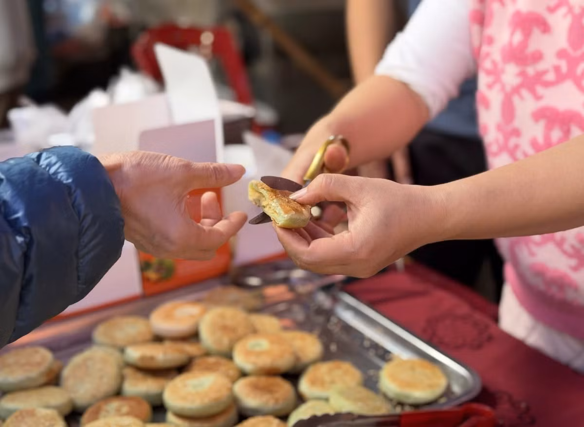 Bên cạnh món chính, chợ Bắc Hà còn nổi bật với bánh hạt dẻ nướng nóng hổi, vỏ giòn, nhân ngọt bùi – món ăn vặt được cả khách Tây lẫn Việt mê mẩn, giá chỉ 10.000 - 15.000 đồng/chiếc. Ảnh Lê Nam