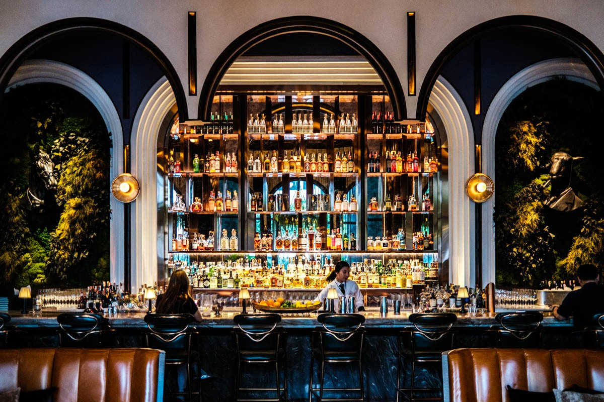 Khi thành phố bước hẳn vào ban đêm, Bangkok tiếp tục khẳng định danh xưng “thủ phủ nightlife” của khu vực. Trong danh sách Top 100 quán bar tốt nhất châu Á năm 2024, Bangkok góp mặt tới 10 đại diện, từ BKK Social Club, Vesper, Mahaniyom, Bar Us đến Tropic City, Opium hay The Bamboo Bar. Ảnh thecitylane