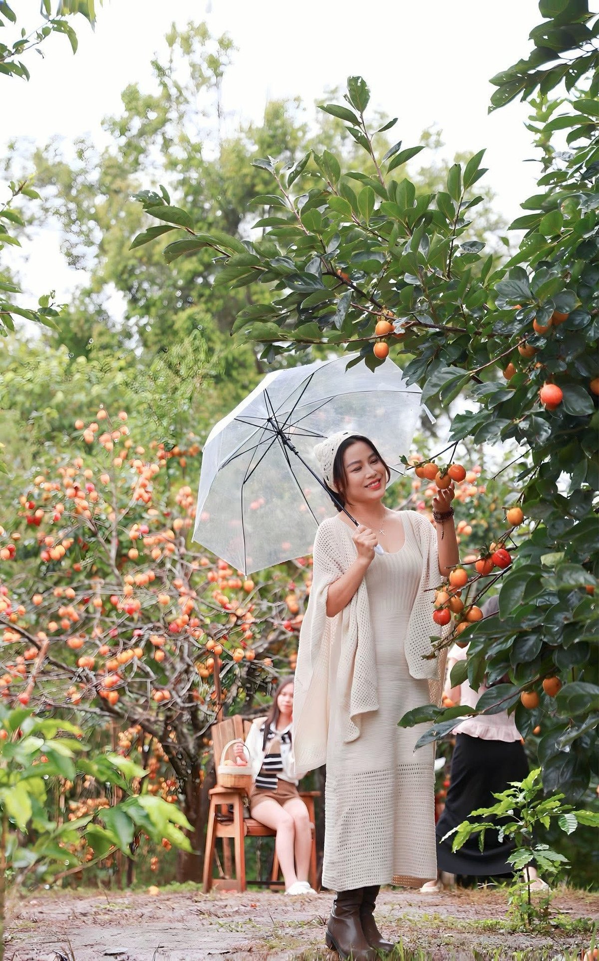 Hương vị trái hồng đặc trưng, vừa ngọt vừa chát nhẹ, giòn mát nơi đầu lưỡi, khiến khoảnh khắc thưởng thức trở nên khó quên. Ảnh Tuấn Tour Măng Đen