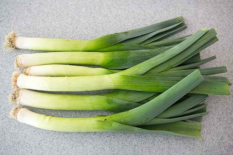 Cải bó xôi tính lạnh, hành baro tính ấm. Khi kết hợp, có thể gây đau bụng, tiêu chảy, đặc biệt ở người có dạ dày nhạy cảm hoặc cơ địa lạnh. Nên nấu riêng hoặc thay bằng các loại gia vị trung tính. Ảnh minh hoạ