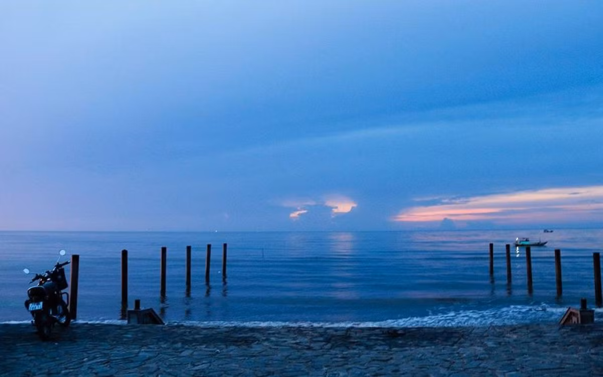 Ít người biết rằng Bến Tre cũng có biển. Thạnh Phú – cách trung tâm TP.HCM khoảng 150km – là một trong những bãi biển nguyên sơ nhất miền Tây Nam Bộ. Đường đi tuy hơi xa và vắng, nhưng bù lại du khách sẽ được thưởng thức khung cảnh thiên nhiên thuần khiết, bãi biển rộng và thoáng, không khí mặn mà của vùng biển sông giao thoa.