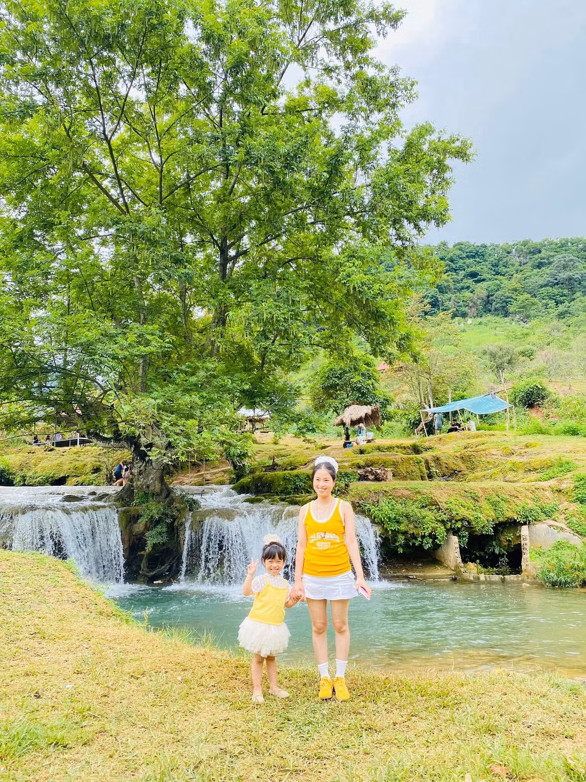 Một vài người dân địa phương dựng lều nhỏ, cho thuê phao và giữ xe. Tuy nhiên, trải nghiệm nơi đây vẫn giữ được sự mộc mạc và gần gũi – điều hiếm thấy ở các điểm đến đông khách khác. Ảnh Nguyễn Thị Linh