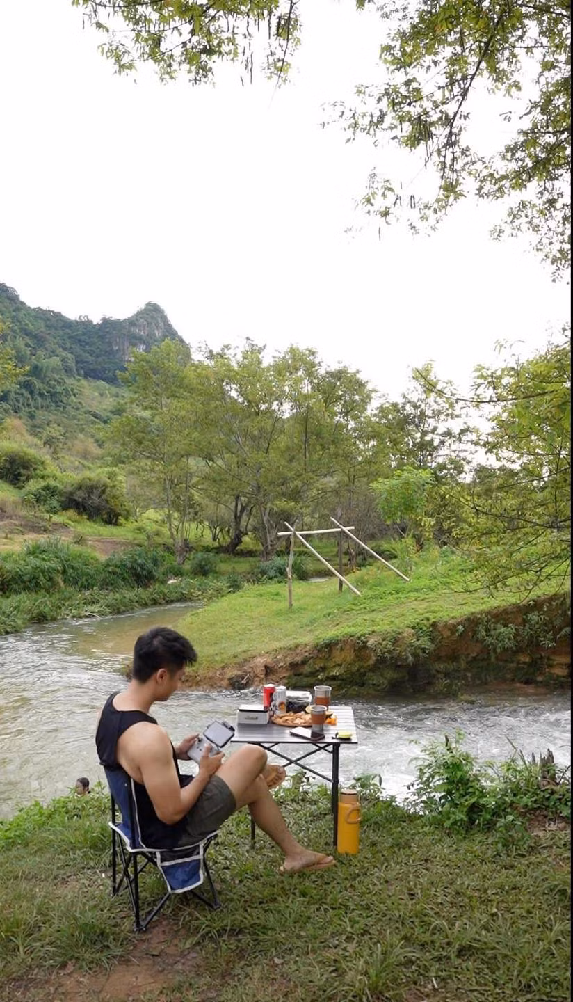 Trải khăn bên bờ suối, ăn trái cây, đọc sách, nghe nhạc hoặc chụp vài bức ảnh sống ảo giữa khung cảnh mát lành – mọi thứ đều đủ để nạp lại năng lượng tích cực. Ảnh KienMocChau