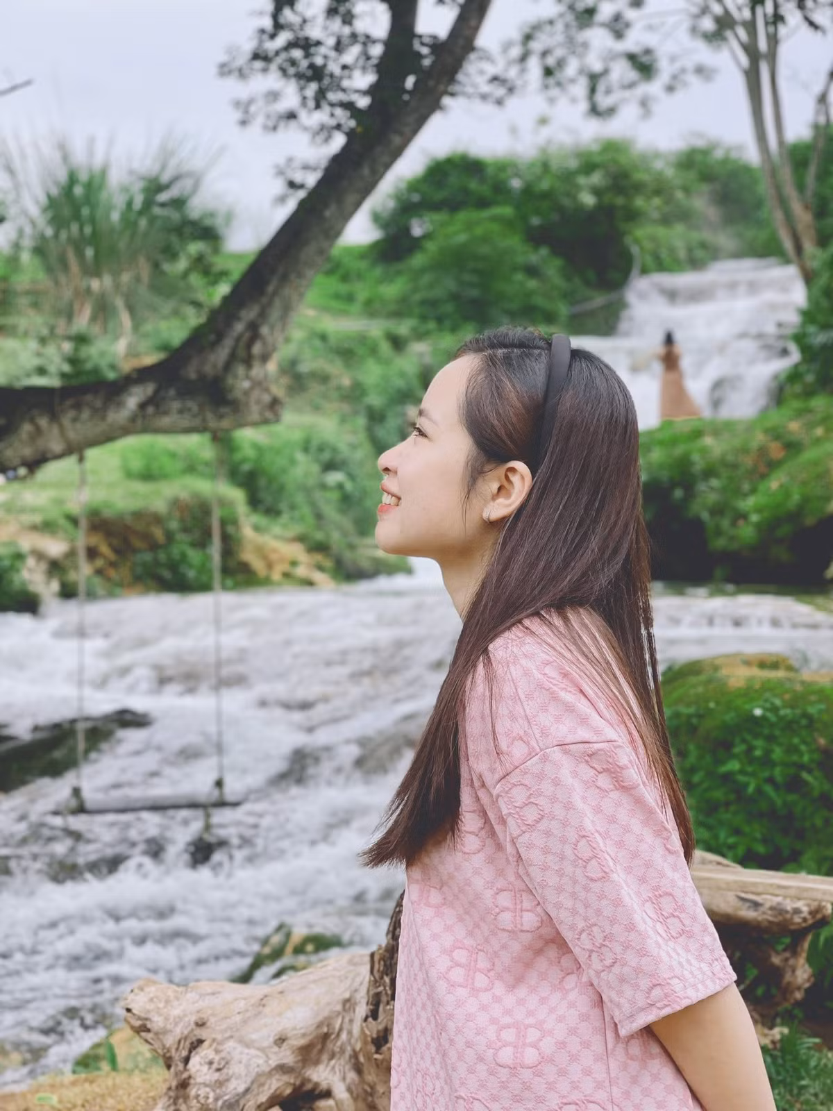 Mộc Châu không chỉ có suối Bản Mòn trong trẻo giữa mùa hè. Cao nguyên này quanh năm khoác lên mình những lớp áo thiên nhiên đầy thi vị. Tháng Giêng, đất trời nhuộm sắc hồng của hoa đào, trắng muốt hoa mận, xen lẫn màu xanh non mơn mởn của đồi chè đang nảy lộc. Giữa tháng 5 là mùa mận chín đỏ, thơm lừng khắp các bản làng – thời điểm lý tưởng để du khách dã ngoại, hái trái giữa vườn. Ảnh Mai Hương