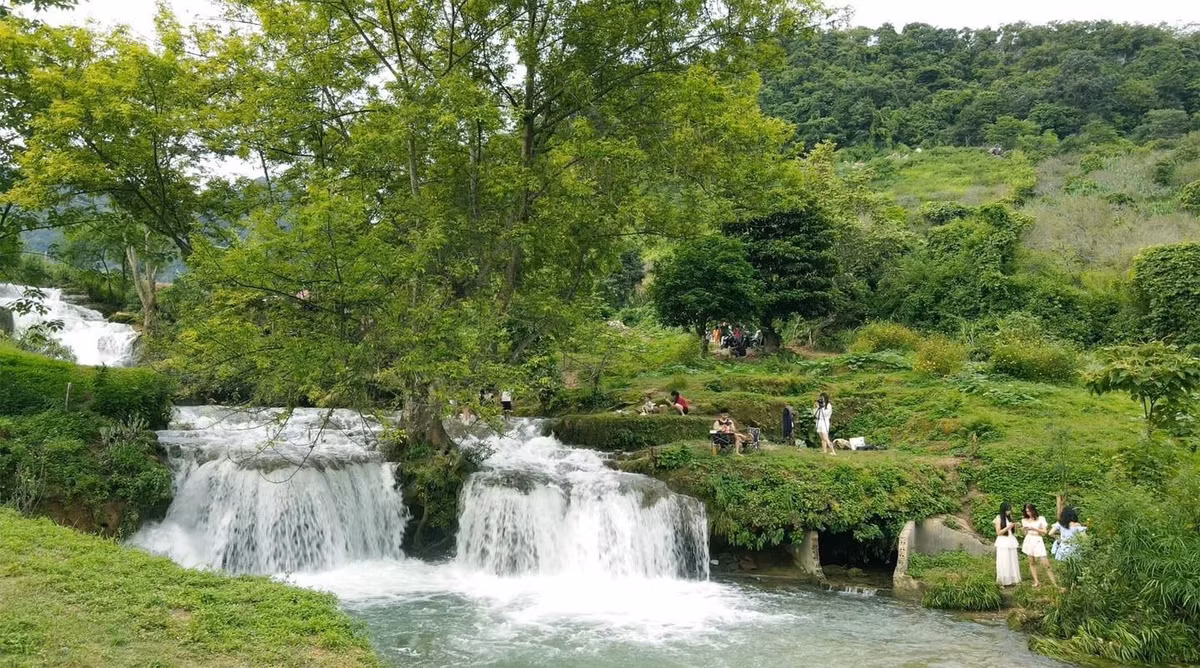 Nguồn nước bắt đầu từ các mạch ngầm trong lòng núi đá vôi, mát lạnh quanh năm, len lỏi qua các bãi đá, bụi tre, tạo thành từng đoạn suối trong veo, nhìn thấy tận đáy. Ảnh KienMocChau