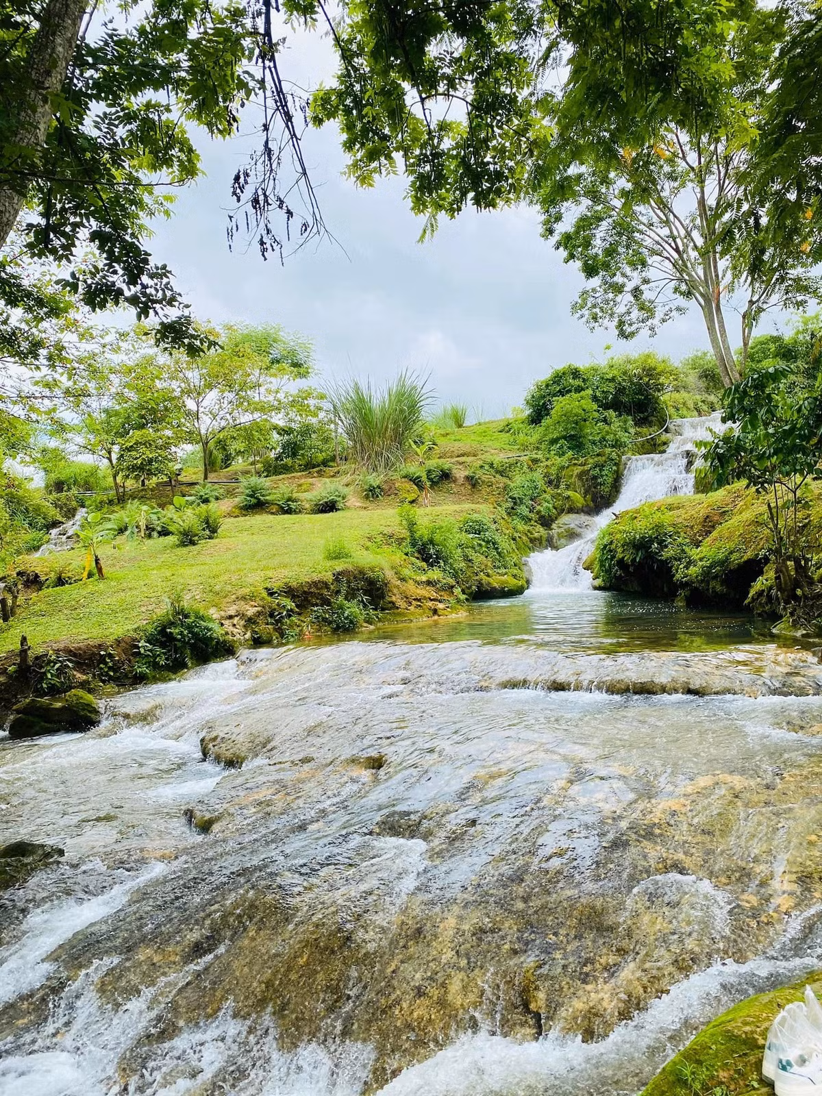 Điểm đặc biệt khiến nhiều người mê mẩn là màu nước xanh ngọc bích ở một vài khúc suối sâu, lấp lánh ánh mặt trời. Những đoạn nông, lòng suối rộng và bằng phẳng, rất thích hợp để du khách ngâm chân, tắm mát hoặc đơn giản là nằm thư giãn giữa không gian tĩnh lặng, chỉ còn tiếng suối róc rách và gió rừng xào xạc. Ảnh Nguyễn Thị Linh