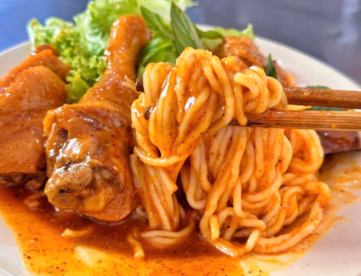 Đến Cà Mau, nếu muốn thưởng thức bánh tầm cay đúng vị,du khách không thể bỏ qua những địa chỉ quen thuộc được người dân địa phương “chọn mặt gửi vàng”. Một trong những quán nổi tiếng nhất là bánh tầm cay Cô Thư tại số 157A Lý Thường Kiệt, phường 6. Quán mở cửa từ 6h sáng và thường hết sớm do lượng khách rất đông. Tô bánh ở đây nổi bật với nước cà ri sánh mịn, béo nhẹ mùi dừa và cay nồng đúng chất miền Tây. Ảnh dulichCaMau