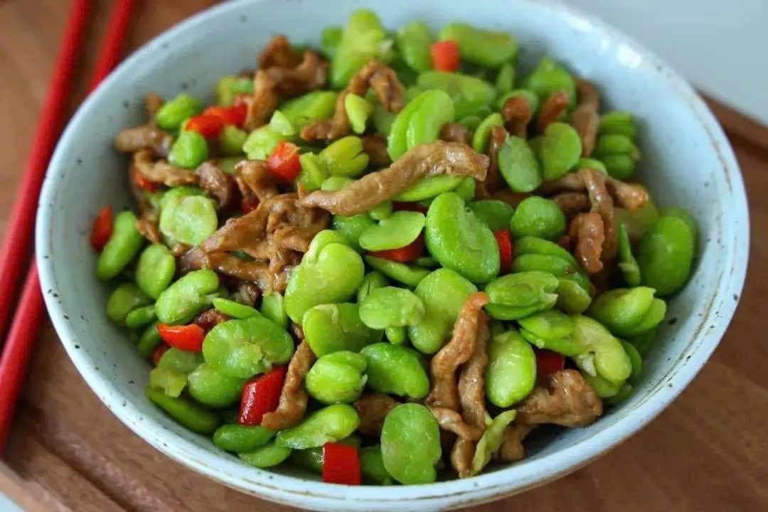 Dù mang lại nhiều lợi ích, đậu tằm không phù hợp với tất cả mọi người. Những người mắc bệnh thiếu men G6PD hoặc có cơ địa nhạy cảm cần thận trọng khi sử dụng. Ngoài ra, đậu tằm nên được nấu chín kỹ để đảm bảo an toàn và dễ tiêu hóa. Ảnh minh họa