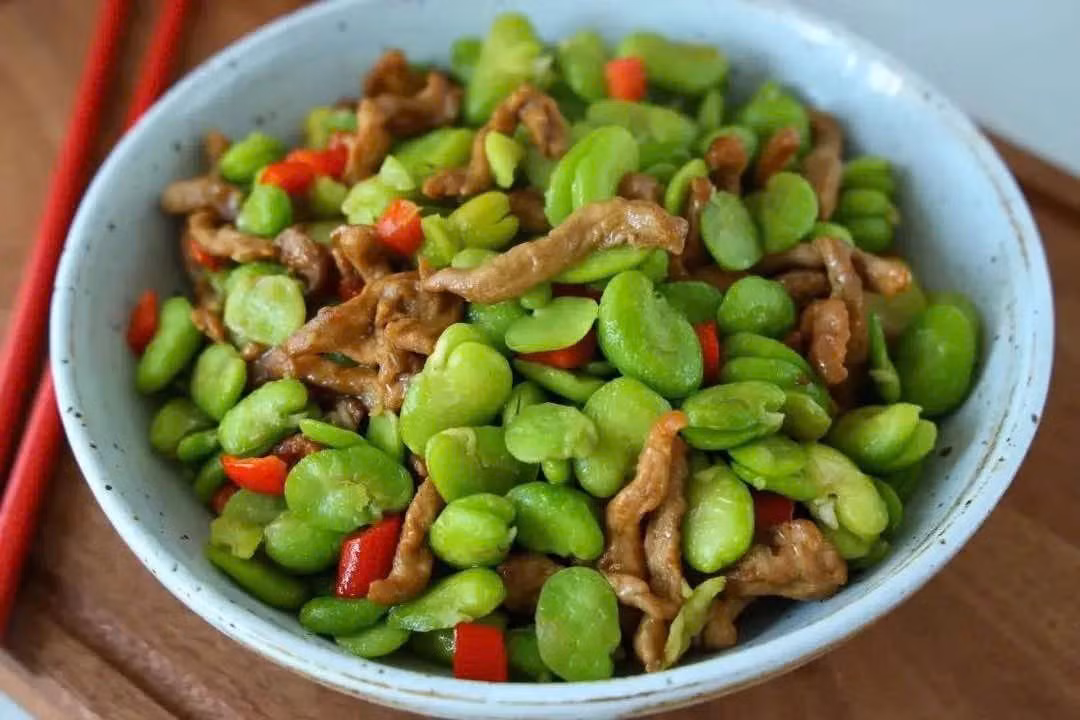 Dù mang lại nhiều lợi ích, đậu tằm không phù hợp với tất cả mọi người. Những người mắc bệnh thiếu men G6PD hoặc có cơ địa nhạy cảm cần thận trọng khi sử dụng. Ngoài ra, đậu tằm nên được nấu chín kỹ để đảm bảo an toàn và dễ tiêu hóa. Ảnh minh họa