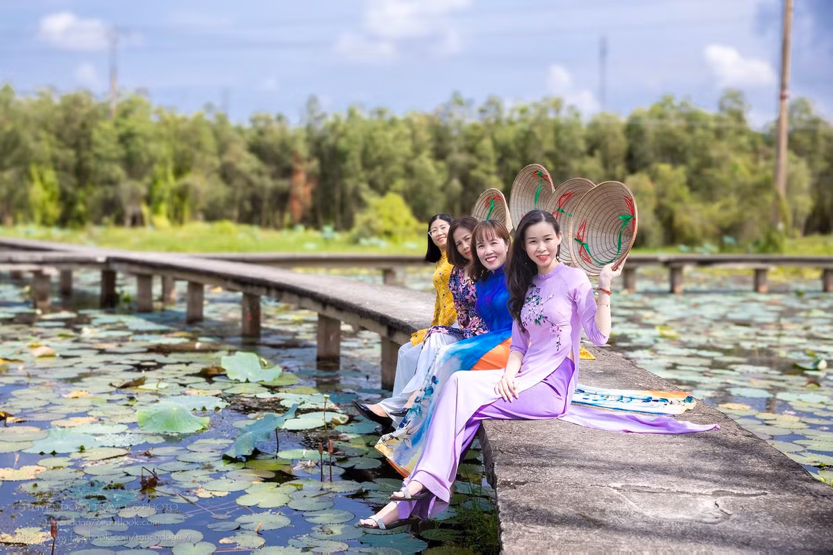 Bên cạnh đó, con đường đi bộ dài khoảng 5 km xuyên rừng tràm cũng là hoạt động được yêu thích. Lối đi này mở ra khung cảnh xanh mướt bốn bề, đặc biệt đẹp vào sáng sớm hoặc lúc hoàng hôn, khi ánh nắng len qua tán tràm tạo nên khung hình nên thơ, rất phù hợp để dạo bộ, chụp ảnh và hít thở không khí trong lành. Ảnh Du lịch làng nổi Tân Lập