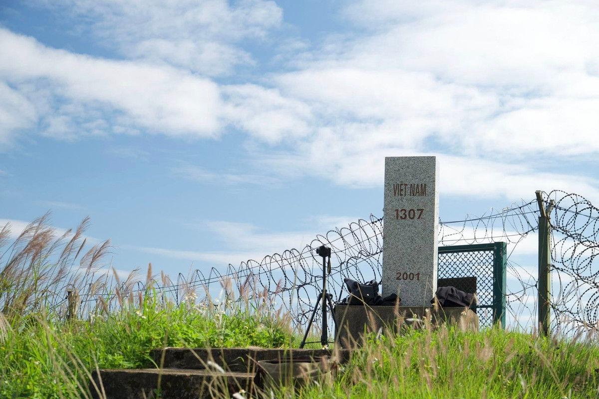 Thời điểm này, những cánh đồng cỏ lau trải dài dọc đường lên các cột mốc 1305, 1297… đồng loạt bung nở, phủ sắc trắng ngà nổi bật giữa núi rừng. Hình ảnh các cột mốc biên giới – hơn 60 mốc chạy dọc đường biên giới dài 48 km giữa Việt Nam và Trung Quốc – càng làm tăng nét độc đáo cho hành trình khám phá. Ảnh Huyền