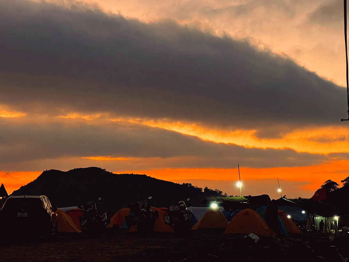 Cinvestra Travel cung cấp tour 3 ngày 2 đêm kết hợp tham quan Bình Liêu và đảo Cái Chiên, phù hợp cho du khách muốn khám phá trọn vẹn cả vùng; đây là công ty uy tín, có giấy phép kinh doanh lữ hành quốc tế. Ngoài ra, các công ty như Antamtour, Eviva Tour và PYS Travel cũng tổ chức các tour 2 ngày 1 đêm với lịch trình tương tự, giá cả hợp lý và dịch vụ chuyên nghiệp. Ảnh Huyền