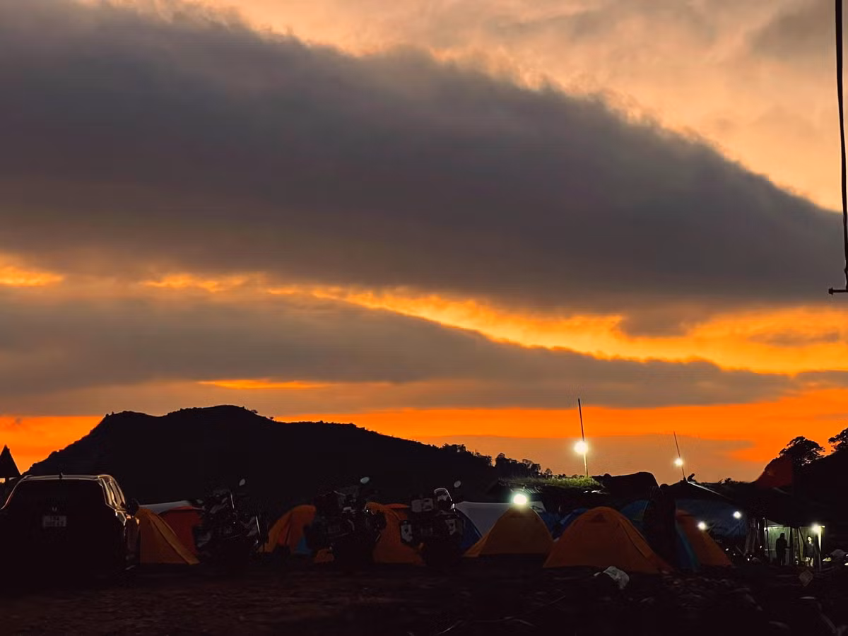 Cinvestra Travel cung cấp tour 3 ngày 2 đêm kết hợp tham quan Bình Liêu và đảo Cái Chiên, phù hợp cho du khách muốn khám phá trọn vẹn cả vùng; đây là công ty uy tín, có giấy phép kinh doanh lữ hành quốc tế. Ngoài ra, các công ty như Antamtour, Eviva Tour và PYS Travel cũng tổ chức các tour 2 ngày 1 đêm với lịch trình tương tự, giá cả hợp lý và dịch vụ chuyên nghiệp. Ảnh Huyền