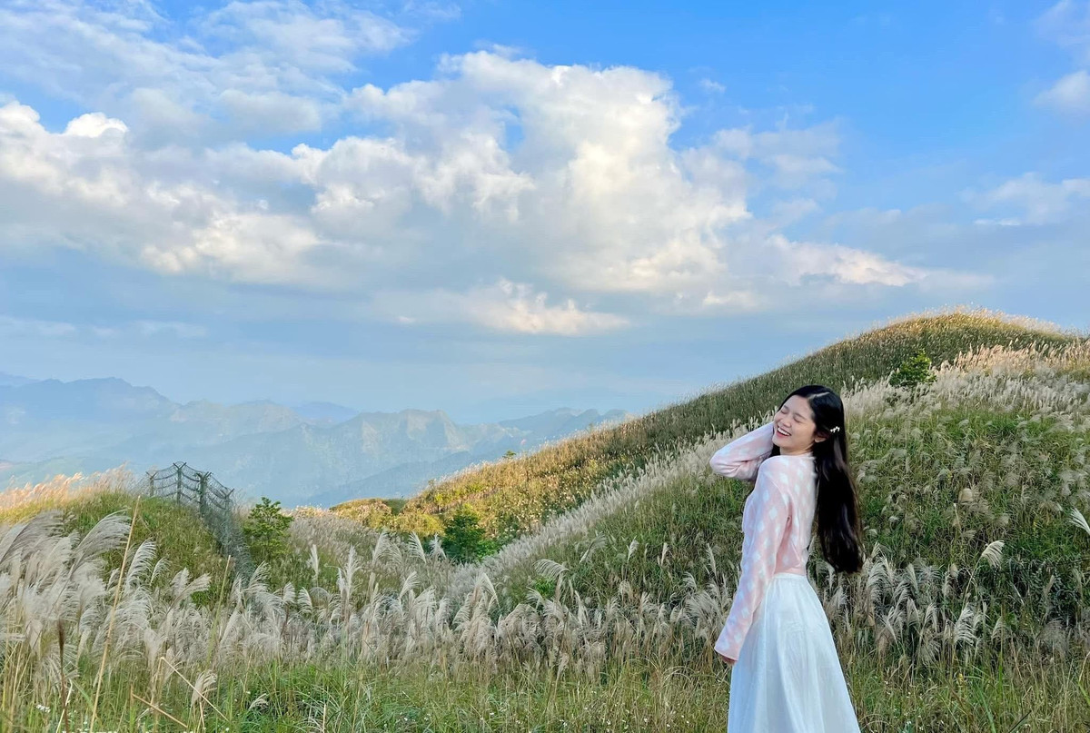 Đường tuần tra biên giới từ trung tâm huyện đến cột mốc này được xem là cung phượt tuyệt đẹp, độ cao trung bình trên 700 m so với mực nước biển, ôm trọn núi non trùng điệp và sắc xanh mướt của cây cỏ. Ảnh Nguyễn Mai Thùy Dương