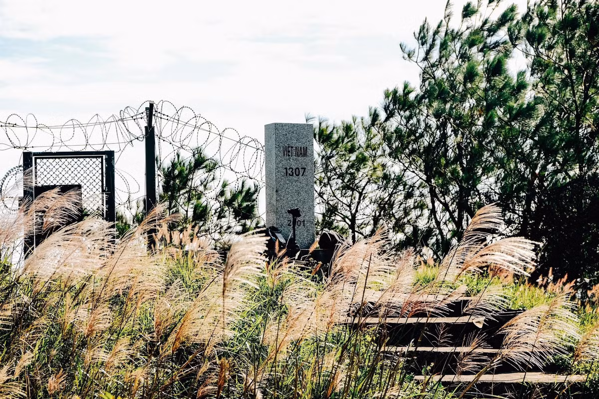 Những điểm đến lân cận như thác Khe Vằn, đỉnh Cao Ba Lanh, đỉnh Cao Xiêm, bản Sông Moóc hay cầu treo Nà Làng cũng mang đến trải nghiệm thú vị cho du khách yêu thiên nhiên và khám phá. Ảnh Huyền