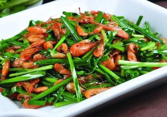 Kết hợp tôm tươi và lá hẹ xào nhanh trên lửa lớn với hành tỏi, nêm vừa ăn. Món ăn này giàu dinh dưỡng, giúp bồi bổ cơ thể và hỗ trợ tăng cường sinh lực. Ảnh minh họa