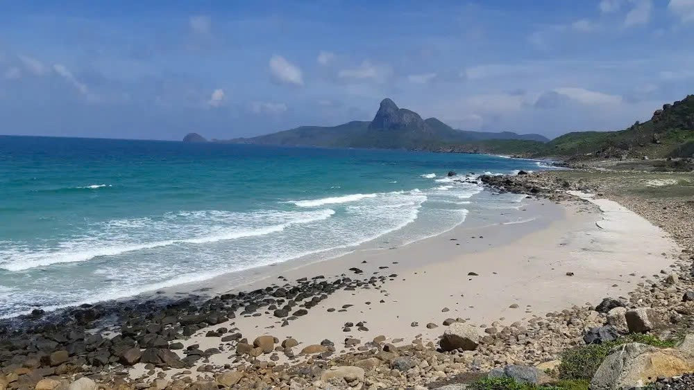 Thực tế, bãi Nhát từng được trang News (Australia) giới thiệu trong danh sách 6 bãi biển đẹp, hoang sơ ở châu Á mà du khách nên một lần ghé thăm. Đây là sự ghi nhận quốc tế cho vẻ đẹp tự nhiên và tiềm năng du lịch sinh thái của Côn Đảo – nơi được mệnh danh là viên ngọc xanh giữa biển Đông. Ảnh Traveloka