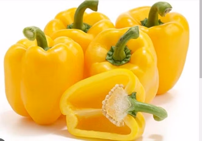 Ớt chuông vàng không chỉ thu hút bởi màu sắc rực rỡ và vị ngọt thanh mát, mà còn là nguồn dinh dưỡng dồi dào, hỗ trợ cơ thể khỏe mạnh từ trong ra ngoài. Loại quả này chứa lượng vitamin C cao vượt trội, cùng nhiều khoáng chất và chất chống oxy hóa, trở thành lựa chọn lý tưởng cho bữa ăn hằng ngày. Ảnh minh họa