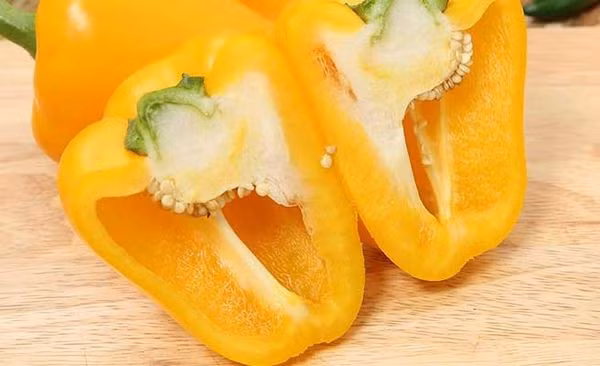 Theo nghiên cứu, 100 gram ớt chuông vàng cung cấp trung bình 159,61mg vitamin C – cao hơn nhiều so với ớt đỏ, ớt cam hay ớt xanh. Vitamin C giúp tăng cường hệ miễn dịch, thúc đẩy sản sinh collagen, giữ cho da, mạch máu và mô liên kết luôn khỏe mạnh. Đồng thời, dưỡng chất này còn hỗ trợ hấp thu sắt, ngăn ngừa thiếu máu và cải thiện năng lượng cơ thể, đặc biệt hữu ích khi phục hồi sau mệt mỏi hoặc ốm yếu. Ảnh minh họa