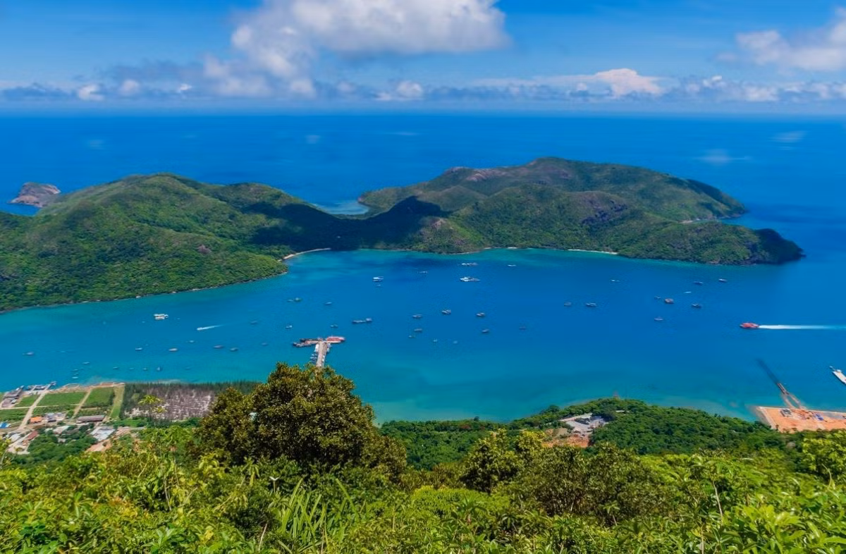 Chặng đường kéo dài 25–45 phút tùy thể lực, ban đầu thoai thoải dưới bóng cây, sau đó dốc dần. Càng lên cao, cảnh quan càng mở ra, khiến du khách thêm hứng khởi.