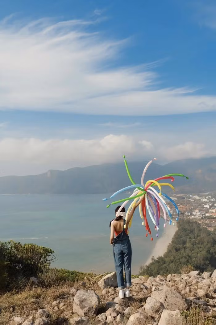 Để chuyến trekking trọn vẹn, du khách nên giữ nhịp thở ổn định, không vội vàng. Vào ngày mưa hoặc sương mù, đường trơn trượt, không nên leo núi. Nếu đi sớm, hãy chuẩn bị đèn pin và nên có bạn đồng hành. Đặc biệt, hãy tuân thủ nguyên tắc du lịch xanh: không xả rác, không mang đồ nhựa dùng một lần và tuyệt đối không sử dụng lửa trong rừng. Ảnh Nhi Ng