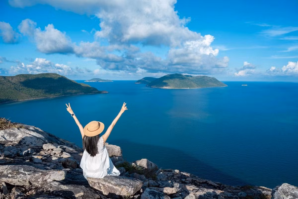 Với vị trí đắc địa, ngọn núi trở thành địa điểm check-in hấp dẫn, mang đến một góc nhìn hoàn toàn khác về Côn Đảo không chỉ có biển trời mênh mông mà còn cả núi rừng hùng vĩ. Ảnh condao