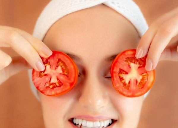 Cà chua là thực phẩm giàu lycopene, giúp cải thiện lưu thông máu, bảo vệ da khỏi gốc tự do và hỗ trợ sản sinh collagen, từ đó làm sáng vùng da dưới mắt. Ảnh minh họa