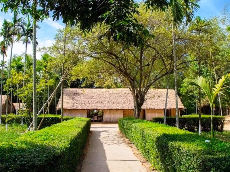 Ngôi nhà 5 gian – nơi ghi dấu tuổi thơ Bác: Nằm giữa khuôn viên rộng rãi, ngôi nhà tranh đơn sơ gắn bó với Bác từ năm 1901 đến 1906 là nơi lưu giữ những ký ức đầu đời của Người.