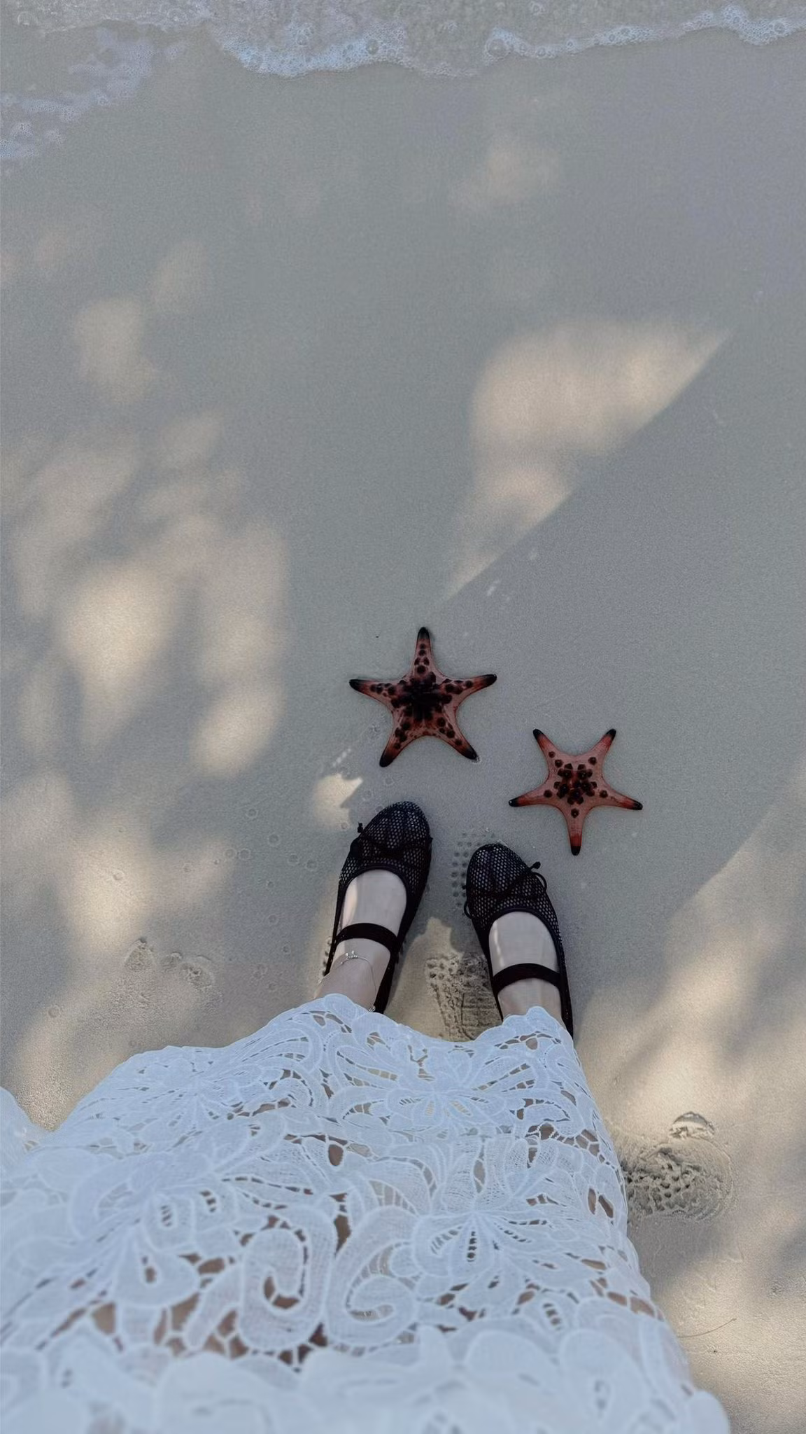 Làng chài Rạch Vẹm là lựa chọn lý tưởng cho những ai yêu thích du lịch khám phá, mong muốn tìm một nơi chốn yên tĩnh để nghỉ dưỡng và hòa mình với thiên nhiên. Không cần các tiện nghi xa hoa, chỉ cần một buổi chiều ngồi ngắm hoàng hôn từ cầu gỗ, nghe tiếng sóng biển và gió thổi qua hàng dừa cũng đủ để tâm hồn dịu lại. Ảnh Justptha0