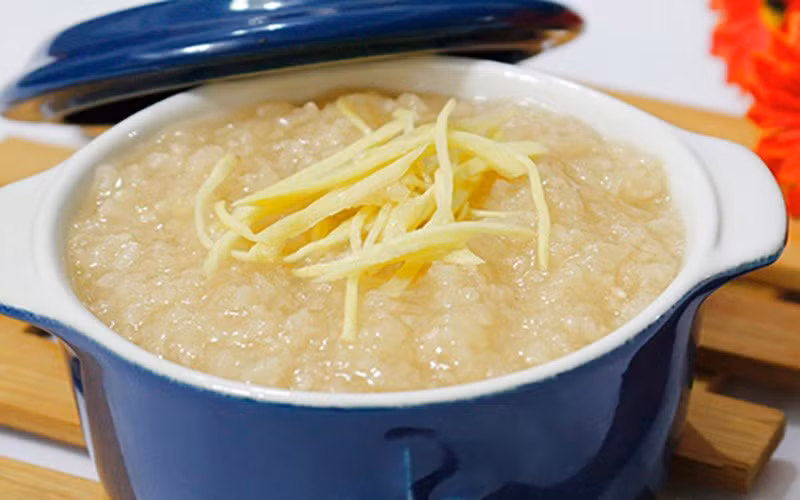 Khi nấu các món hầm, vài lát gừng không chỉ khử mùi thực phẩm mà còn tăng giá trị dinh dưỡng. Lưu ý, gừng có tính ấm nên hạn chế dùng vào buổi tối để tránh ảnh hưởng giấc ngủ. Ảnh minh họa