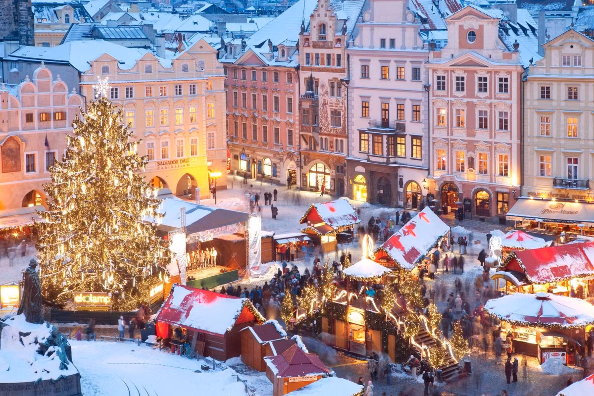 Giáng sinh ở mỗi quốc gia lại mang một sắc thái riêng, phản ánh văn hóa, khí hậu và lối sống bản địa. Từ bàn tiệc gà rán ở Nhật Bản đến cảnh ông già Noel lướt sóng hay phong tục tặng quà vô dụng, lễ hội cuối năm trên thế giới luôn khiến du khách tò mò và thích thú. Ảnh Internet