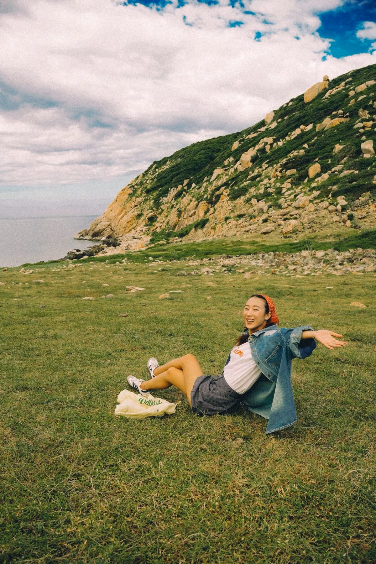 Trên đảo, những người thích khám phá thiên nhiên sẽ yêu thích bãi Đế – nơi có thảm cỏ xanh mướt và view biển rộng mở, hay bãi Đá Trứng với những tảng đá tròn tự nhiên nằm chồng lên nhau như một tác phẩm nghệ thuật giữa biển trời. Ảnh Phương Trinh