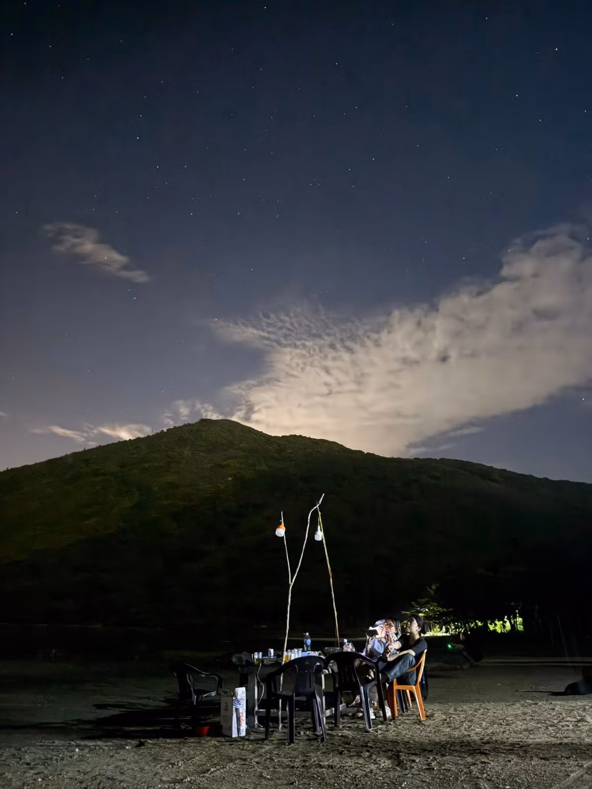 Dù không có nhiều thứ, Bích Đầm vẫn luôn “có” – có biển xanh, gió mát, có người dân thân thiện, hiếu khách, và có một cảm giác yên bình rất thật. Hòn đảo nhỏ ấy như một thế giới riêng, nơi người ta có thể rũ bỏ sự vội vã, xô bồ của phố thị, để sống chậm, để lắng nghe tiếng sóng và chính mình. Ảnh Phương Trinh