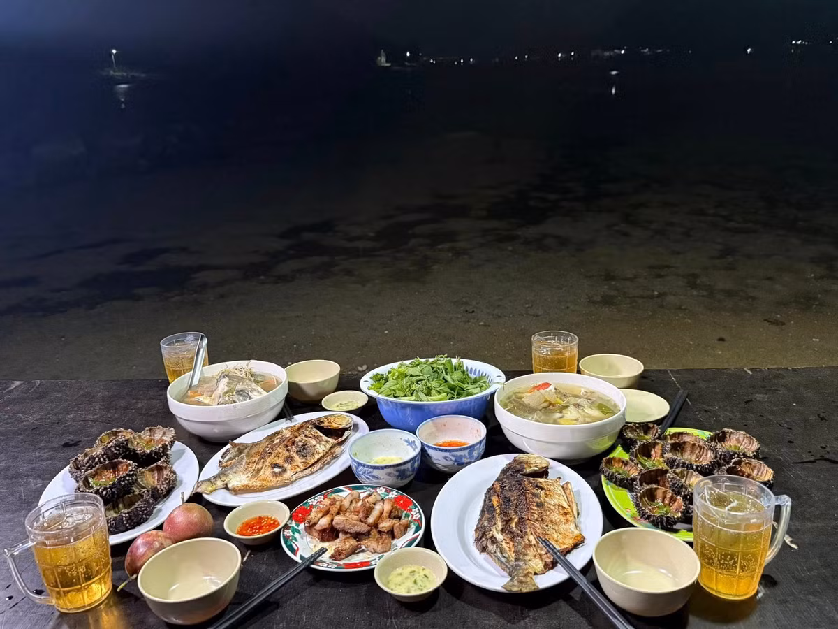 Bữa trưa và bữa tối tại nhà đảo là một điểm nhấn không thể thiếu. Những mâm cơm nhà giản dị, đầy đặn, chan chứa tình cảm được phục vụ với mức giá chỉ từ 50.000 – 70.000 đồng/người. Buổi tối, ra cổng đình ăn chè, uống nước ép trong làn gió biển mát rượi hay thưởng thức bánh tráng nướng, trứng cút nướng thơm lừng ngay bên bến tàu – cảm giác thật sự khó quên. Ảnh Phương Trinh