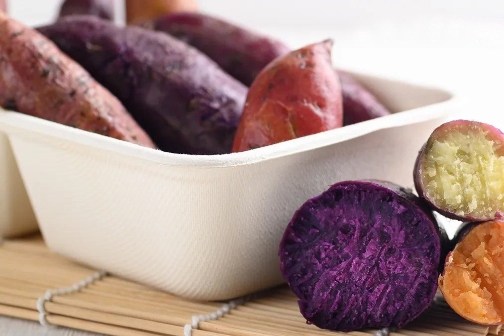 Khoai lang cũng là thực phẩm giàu kali được nhiều chuyên gia dinh dưỡng khuyến khích. Với khoảng 337 mg kali trong mỗi 100 g, khoai lang không chỉ hỗ trợ ổn định huyết áp mà còn cung cấp chất xơ, vitamin A và các hợp chất có lợi cho việc kiểm soát đường huyết, giảm viêm. Ảnh minh họa