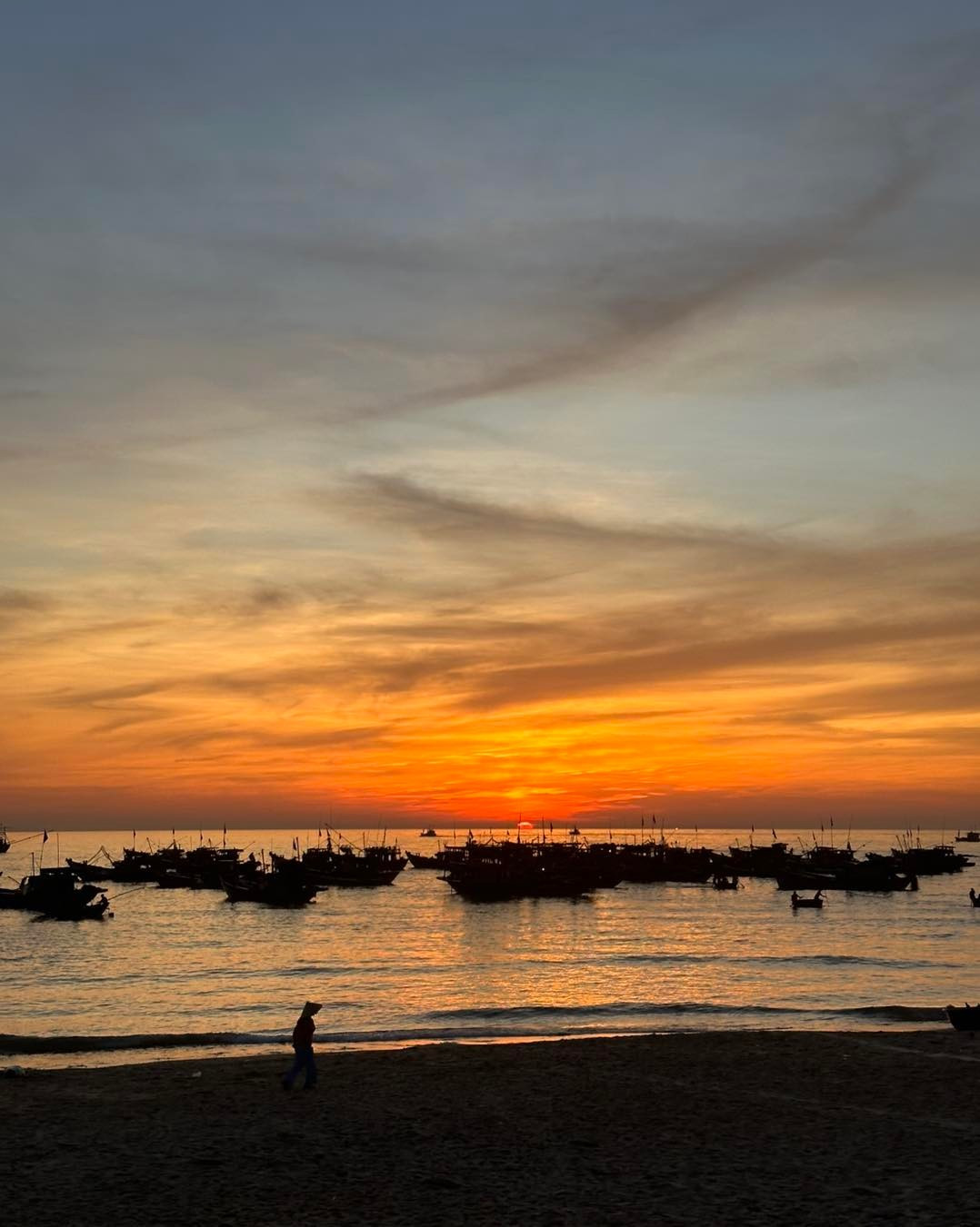 Không giống những khu chợ truyền thống với mái che và quầy sạp, chợ cá Tam Tiến mở ngay trên bãi biển. Ảnh Thanh Tuan