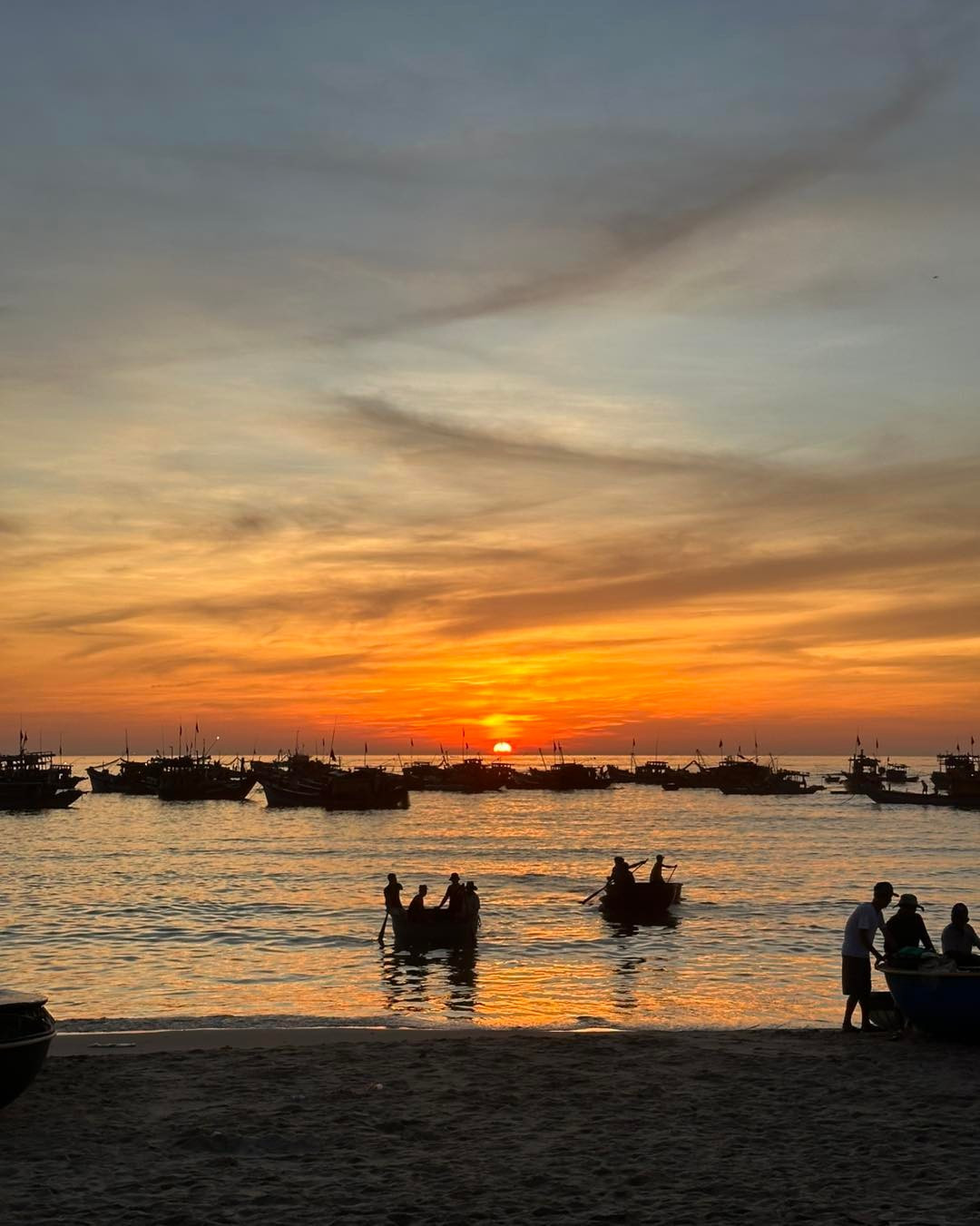 Anh Hoàng Minh nhiếp ảnh gia tự do (Đà Nẵng) chia sẻ, “Tôi đến chợ cá Tam Tiến từ 4 giờ sáng chỉ để "săn" ánh bình minh và khoảnh khắc ngư dân cập bến. Nhưng rồi bị cuốn vào không khí nơi đây lúc nào không hay. Mỗi bức ảnh tôi chụp được đều chất chứa vẻ đẹp mộc mạc và sức sống mạnh mẽ.”