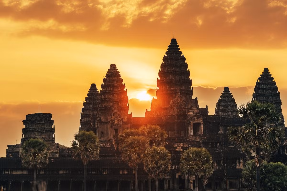 Biểu tượng nổi bật nhất của Campuchia chính là Angkor Wat – Di sản thế giới được UNESCO công nhận. Những tháp cao vút, phù điêu tinh xảo và cảnh bình minh phản chiếu qua hồ nước tạo nên “bức tranh vàng” khiến du khách say lòng. Ảnh Báo Vietnamnet