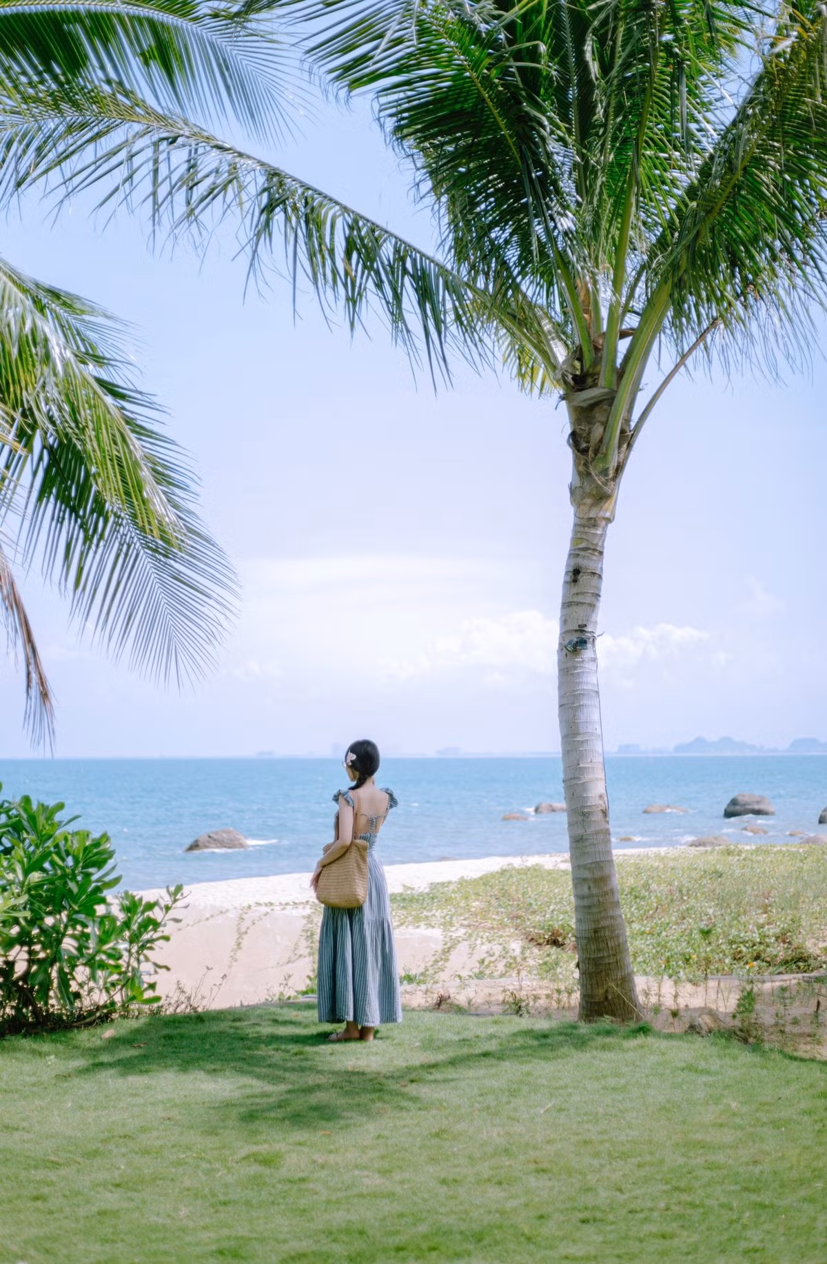 Buổi sáng, biển Đà Nẵng hiện lên trong vắt, sóng vỗ nhẹ vào bờ cát trắng mịn. Du khách có thể thong dong đi dạo, đạp xe ven tuyến đường Võ Nguyên Giáp hay ngắm bình minh lên từ phía chân trời. Không còn cảnh chen chúc của mùa cao điểm, bãi biển lúc này mang đến cảm giác thư thái, an nhiên. Ảnh Bùi Huy Khang