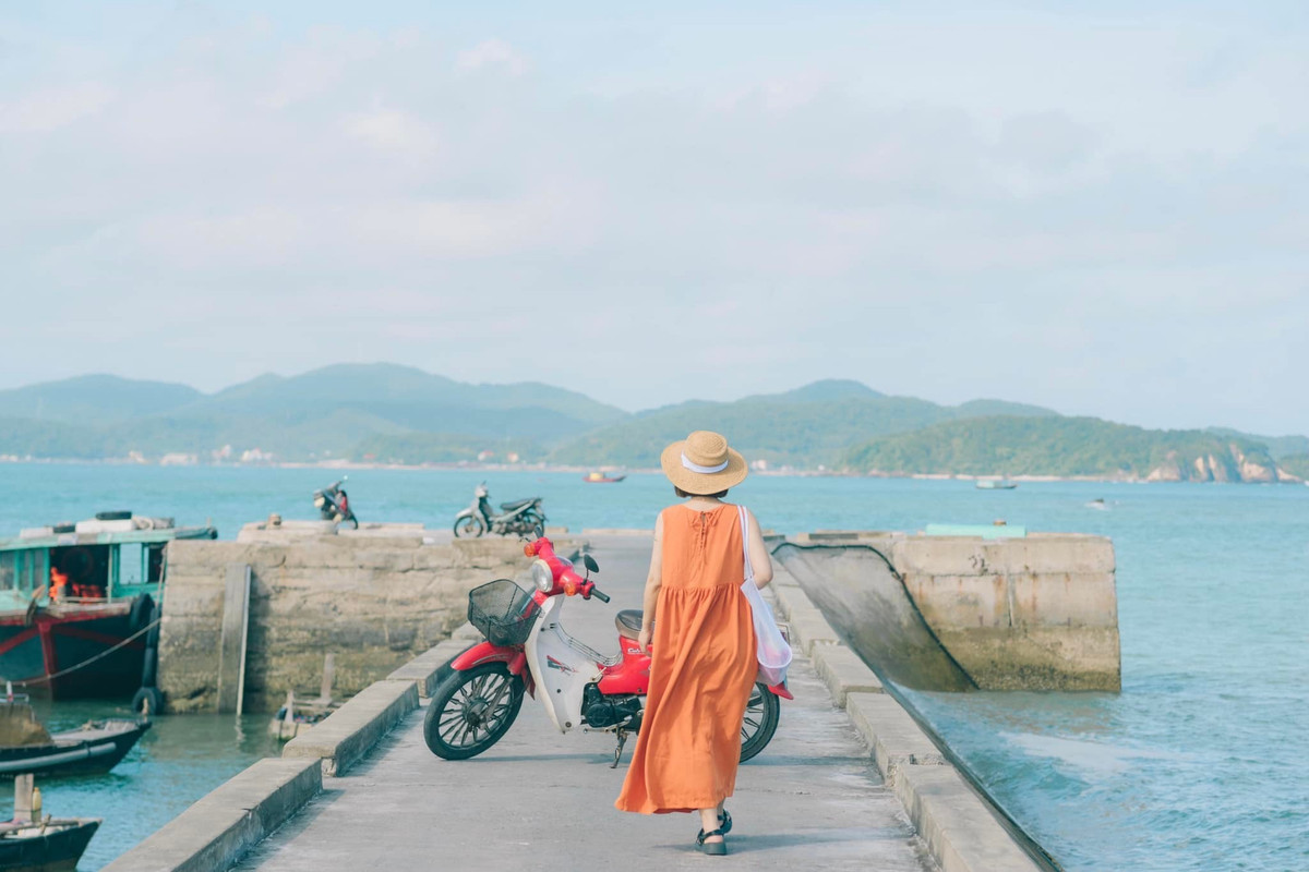 Gợi ý địa chỉ ăn uống không thể bỏ qua là Quán Hải Sản Thanh Lân, tọa lạc gần bãi Ba Châu, chuyên phục vụ các món hải sản tươi sống, đặc biệt là gỏi cá biển và bánh cuốn hải sản với giá cả hợp lý và không gian thoáng mát. Quán Ăn Cô Hoa nổi tiếng với món bún hải sản, đặc biệt là chả cá Cô Tô, thơm ngon khó quên. Ngoài ra, bạn cũng có thể ghé chợ đảo Thanh Lân, nơi bán hải sản tươi sống để chọn lựa nguyên liệu và nhờ người dân chế biến tại chỗ. Ảnh Trang Phạm