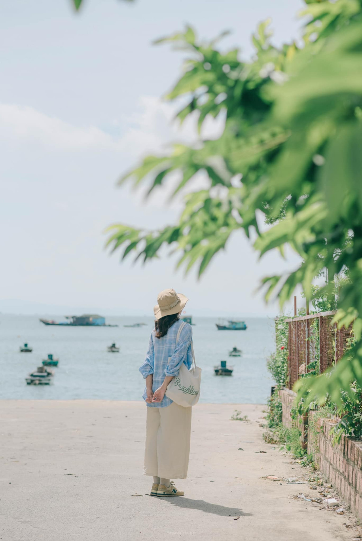 Đảo Thanh Lân nổi bật với những bãi biển vắng vẻ và không gian hoang sơ, là điểm đến lý tưởng cho những ai yêu thích thiên nhiên tĩnh lặng. Du khách có thể thư giãn trên bãi biển, tắm biển, hoặc tham gia các hoạt động ngoài trời như trekking rừng nguyên sinh hay câu cá. Ảnh Trang Phạm